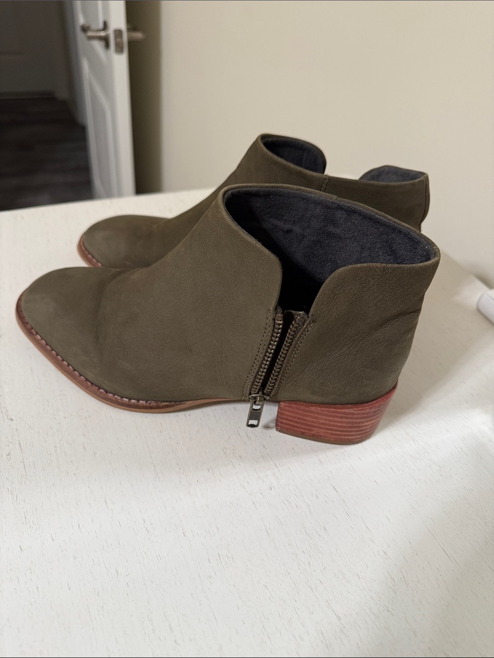 Seychelles Women’s Vocal Olive Green Suede Ankle Booties w/Side Zip / Size 7.5